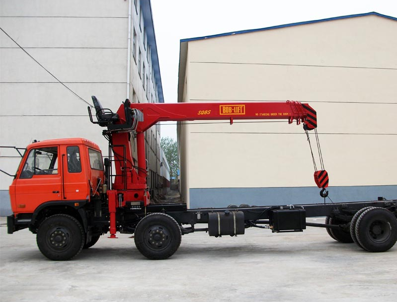 What are the characteristics of mobile cranes?