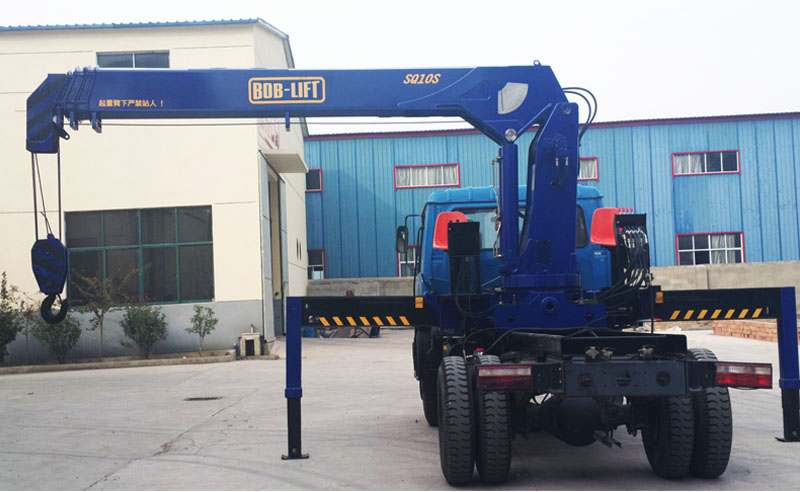 What are the advantages of a knuckle crane?